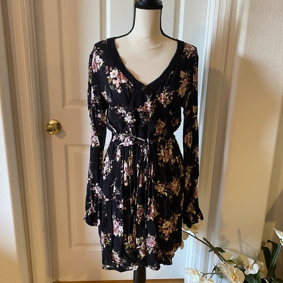 Xhilaration Dresses & Skirts - Black Floral🌸 Flirty V-Neck Sundress w Tie Waist